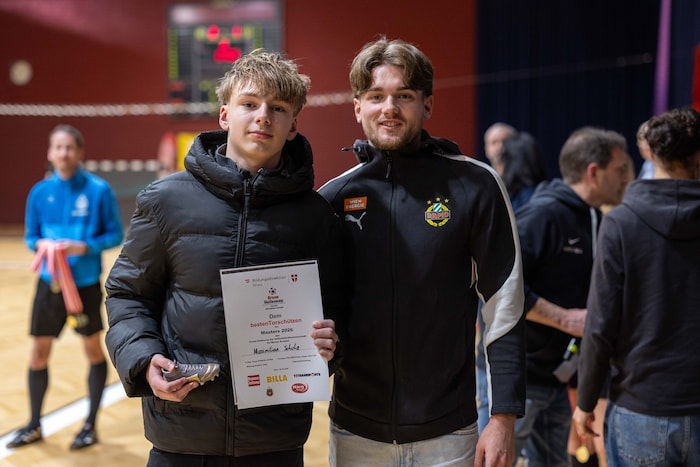 Rapid-Profi Dominik Weixelbraun ehrte den besten Torschützen Maximilian Schulz.