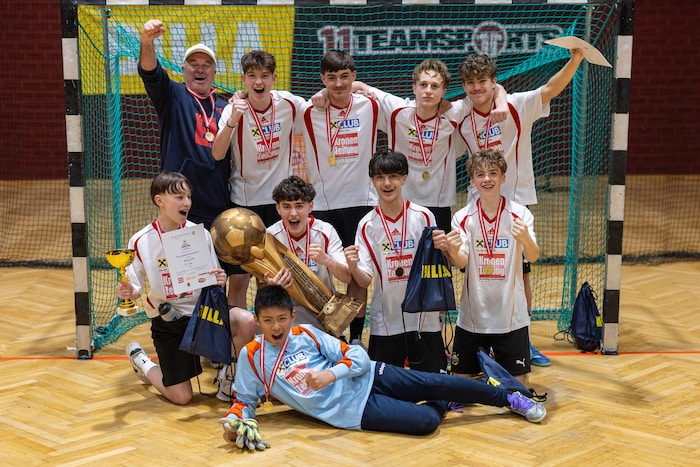 Der Jubel des Ella Lingens Gymnasium über den ersten Sieg beim „Krone“-Hallencup war riesig.