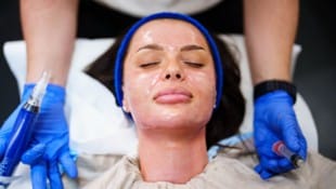 Eva Manhart Influencerin Ana Lovrenovic bei einem Vampirlifting