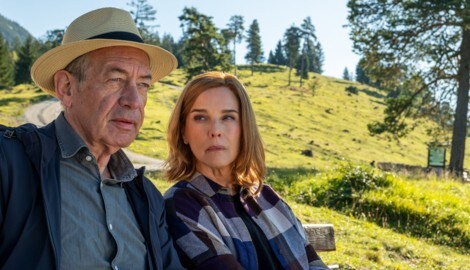 Witwer Wolfi (Robert Hunger-Bühler) findet in Karola Bussard (Désirée Nosbusch) eine Partnerin ...