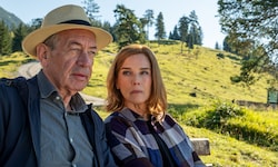 Witwer Wolfi (Robert Hunger-Bühler) findet in Karola Bussard (Désirée Nosbusch) eine Partnerin ...