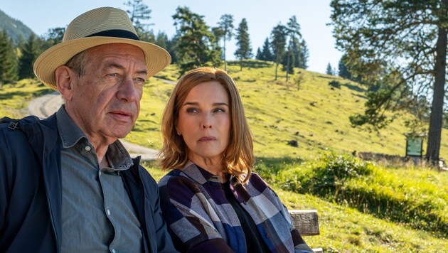 Witwer Wolfi (Robert Hunger-Bühler) findet in Karola Bussard (Désirée Nosbusch) eine Partnerin ...
