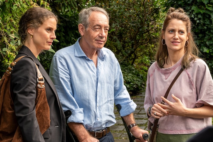 Wolfis Töchter sind bezüglich Karola von Anfang an skeptisch. Doch sie ahnen noch nicht, welche ...