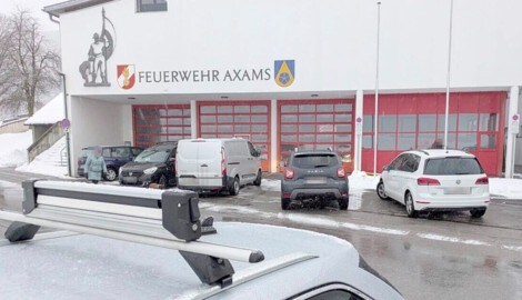Drei Verbotsschilder sind allein auf diesem Bild zu sehen, trotzdem parken fünf (!) Autos direkt ...