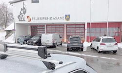 Drei Verbotsschilder sind allein auf diesem Bild zu sehen, trotzdem parken fünf (!) Autos direkt ...