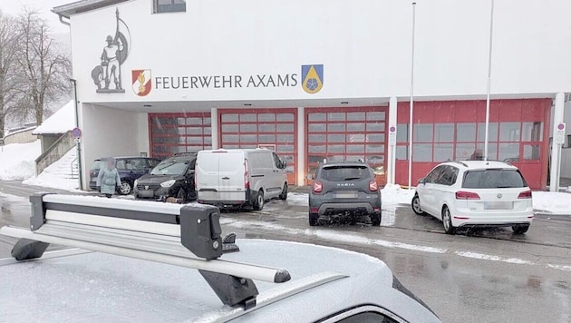 Three prohibition signs can be seen in this picture alone, yet five (!) cars are parked directly ...