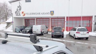 FF Axams, Krone KREATIV Drei Verbotsschilder sind allein auf diesem Bild zu sehen, trotzdem parken fünf (!) Autos direkt ...