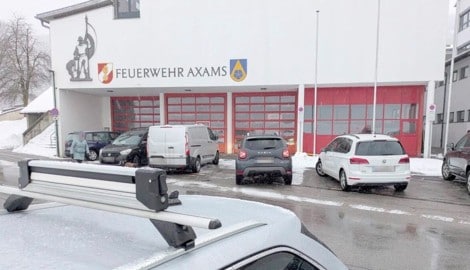 Drei Verbotsschilder sind allein auf diesem Bild zu sehen, trotzdem parken fünf (!) Autos direkt ...