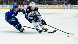 Marco Rossi (links) hat sein erstes Match seit Ende Dezember bestritten. 