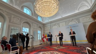 Gemeinsam traten Martin Gruber (ÖVP), LH Peter Kaiser und Daniel Fellner (beide SPÖ) (v.l.n.r.) ...