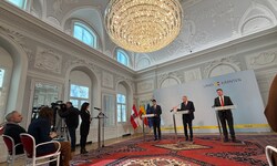 Gemeinsam traten Martin Gruber (ÖVP), LH Peter Kaiser und Daniel Fellner (beide SPÖ) (v.l.n.r.) ...