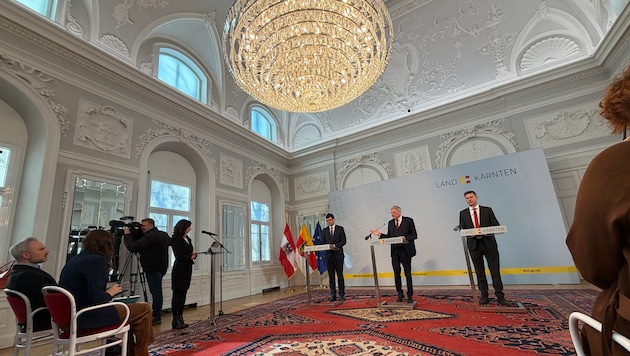 Gemeinsam traten Martin Gruber (ÖVP), LH Peter Kaiser und Daniel Fellner (beide SPÖ) (v.l.n.r.) ...
