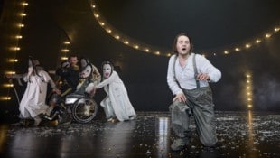 Erster Einblick in die neue Inszenierung: Julian Sigl als Woyzeck, Ensemble