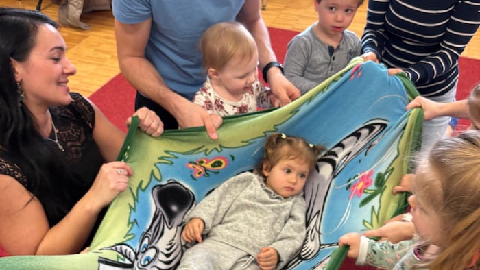 Beim Hin- und Herwiegen wird das Metrum gelernt, was gerade beim Sprechenlernen Vorteile bringt.