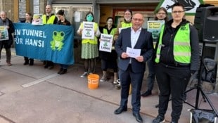 Bezirksvorsteher Peter Jagsch (vorne links) informierte Tierschützer persönlich über die Planung ...