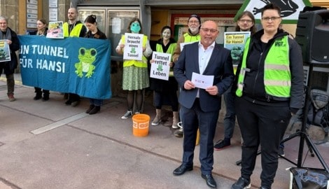 Bezirksvorsteher Peter Jagsch (vorne links) informierte Tierschützer beim Amtshaus Hernals ...