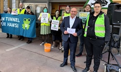 Bezirksvorsteher Peter Jagsch (vorne links) informierte Tierschützer persönlich über die Planung ...
