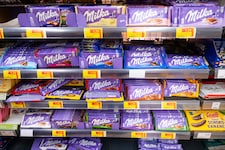 Erst weniger Schokolade in der Packung, dann massive Preissprünge in beide Richtungen – die ...