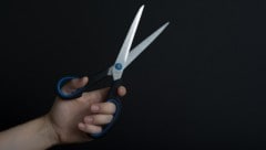 Der 25-Jährige soll plötzliche eine Schere gezückt und auf das Opfer losgegangen sein ...