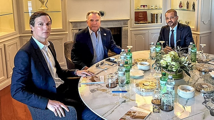 Der Außenminister Omans, Sayyid Badr bin Hamad Al Busaidi (re.), mit dem Sonderbeauftragten des ...