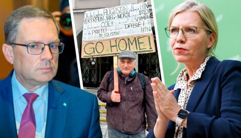 Ein Demonstrant machte vor dem Linzer Gericht gegen „den lieben Augustin“ mobil. Die ÖVP rückt ...
