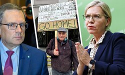 Ein Demonstrant machte vor dem Linzer Gericht gegen „den lieben Augustin“ mobil. Die ÖVP rückt ...