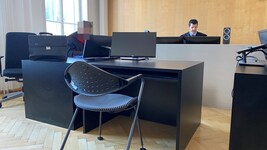 Der Sessel für den Angeklagten blieb leer, ein Urteil wurde am Landesgericht Feldkirch trotzdem ...