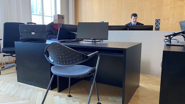 Der Sessel für den Angeklagten blieb leer, ein Urteil wurde am Landesgericht Feldkirch trotzdem ...