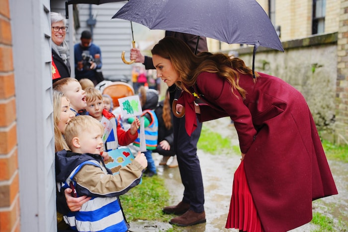 Die Prinzessin plaudert mit Schulkindern aus dem Ort, die Zeichnungen für das Prinzenpaar dabei ...