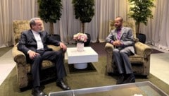 Der iranische Außenminister Abbas Araqchi (li.) mit dem Außenminister des Oman, Badr Albusaidi, ...
