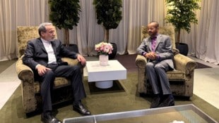 Der iranische Außenminister Abbas Araqchi (li.) mit dem Außenminister des Oman, Badr Albusaidi, ...