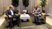Von links: Irans Außenminister Abbas Araqchi mit dem Außenminister des Oman, Badr Albusaidi, der ...