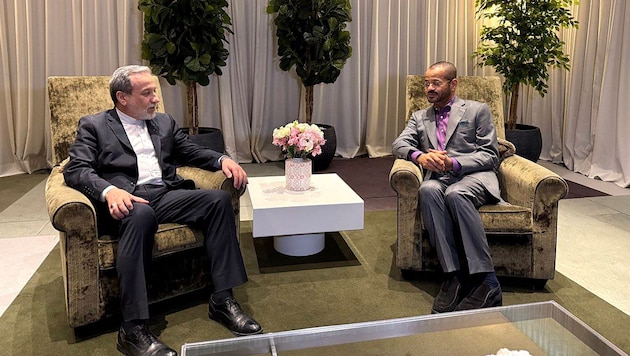Der iranische Außenminister Abbas Araqchi (li.) mit dem Außenminister des Oman, Badr Albusaidi, ...