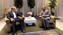 Der iranische Außenminister Abbas Araqchi (li.) mit dem Außenminister des Oman, Badr Albusaidi, ...