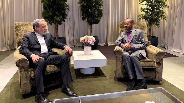 Der iranische Außenminister Abbas Araqchi (li.) mit dem Außenminister des Oman, Badr Albusaidi, ...