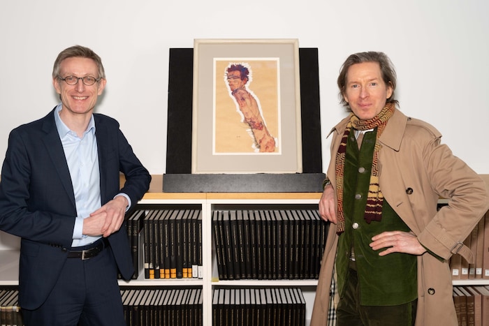 Albertina-Direktor Ralph Gleis (li.) zeigte Wes Anderson unter anderem Werke von Egen Schiele.