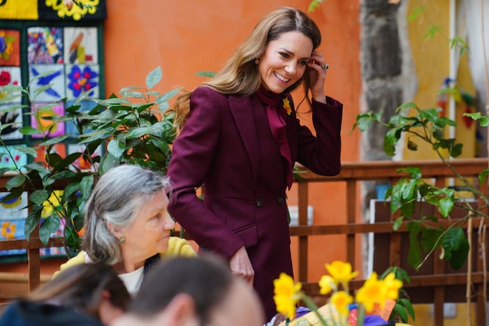 Die Prinzessin traf während des Besuchs auch Gäste eines Cafés, das ebenfalls mit Narzissen ...