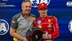 Mario Isola (links, neben Ferrari-Pilot Charles Leclerc)