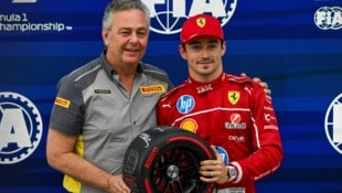 Mario Isola (links, neben Ferrari-Pilot Charles Leclerc)