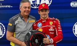 Mario Isola (links, neben Ferrari-Pilot Charles Leclerc)
