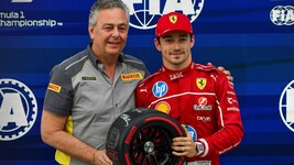 Mario Isola (links, neben Ferrari-Pilot Charles Leclerc)