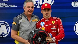 Mario Isola (links, neben Ferrari-Pilot Charles Leclerc)