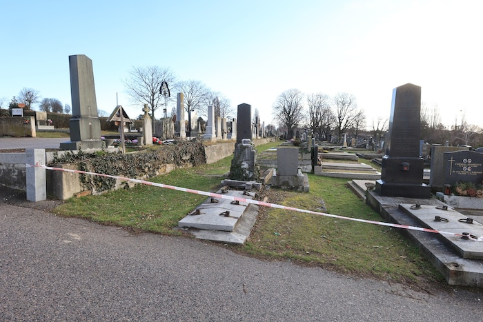 Nahe dem Grab ihrer Eltern soll die 64-Jährige von der 14-Jährigen angegriffen worden sein.