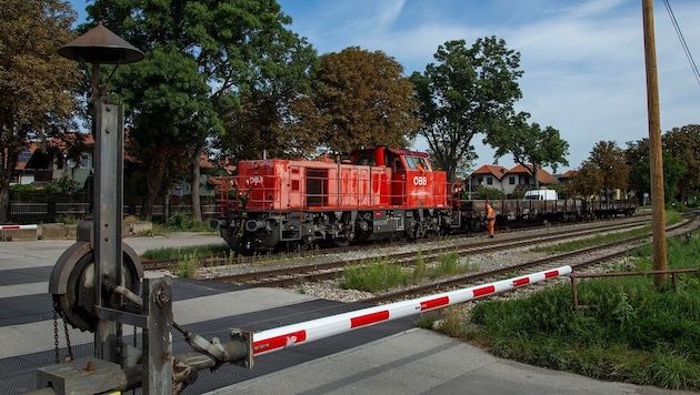 Die Bahnkreuzung neben der Eisbahn in Traiskirchen – beinahe wäre hier bei einem Schulausflug ...