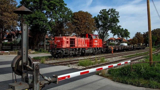 Die Bahnkreuzung neben der Eisbahn in Traiskirchen – beinahe wäre hier bei einem Schulausflug ...
