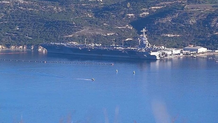 Der Flugzeugträger USS Gerld R. Ford beim Ablegen vom US-Marinestützpunkt Souda in der Nähe der ...