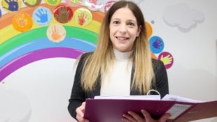 Julia Van Dooren mit den Unterlagen zur Vereinsgründung – sie will ab Mai Tageseltern die Chance ...