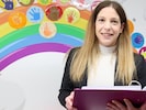Julia Van Dooren mit den Unterlagen zur Vereinsgründung – sie will ab Mai Tageseltern die Chance ...