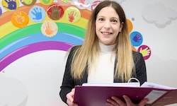 Julia Van Dooren mit den Unterlagen zur Vereinsgründung – sie will ab Mai Tageseltern die Chance ...