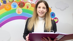 Julia Van Dooren mit den Unterlagen zur Vereinsgründung – sie will ab Mai Tageseltern die Chance ...